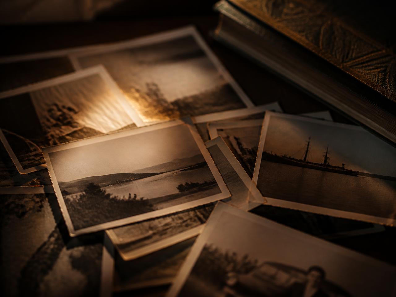 Fotografias de família espalhadas sob luz quente